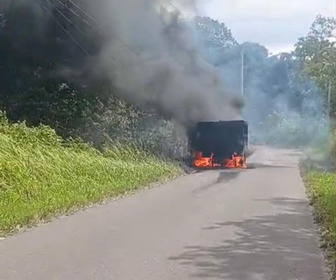 
					Api Lahap Mobil Sampah DLH OKU Selatan di Jalan Raya Ranau