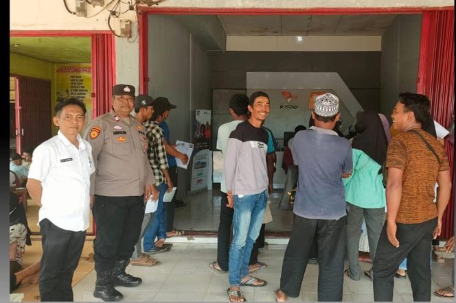
					Dukung Progam Pemerintah, Polisi Gelar Pengamanan Penyaluran BLT Kesra di Kantor Pos Pakuan Ratu