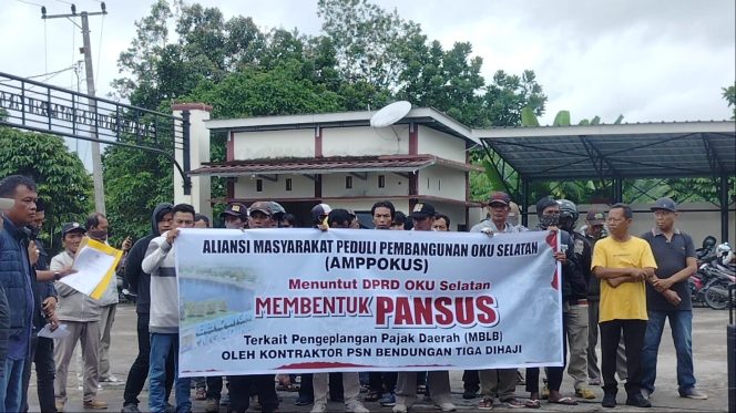 
					Pajak Daerah Terancam, Massa AMPPOKUS Geruduk DPRD OKU Selatan